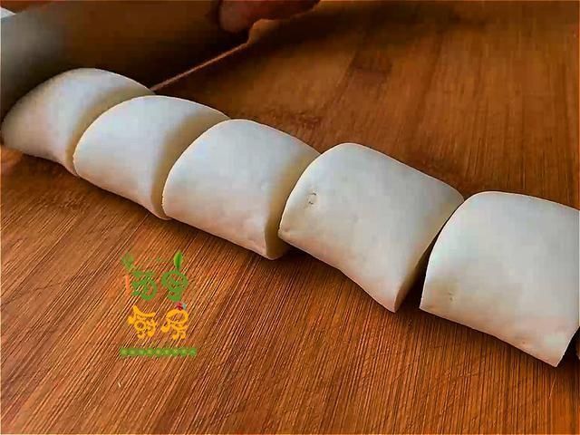 红豆别再煲粥了,教你好吃做法,一擀一折,零添加超好吃