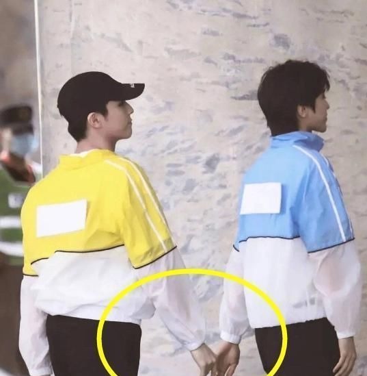 下期迎来蔡徐坤最期待嘉宾，两人见面就黏一起，得知身份没资格酸