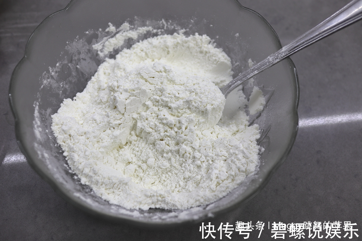 1碗面粉1个鸡蛋,不用打发不用揉面,拌一拌做出传统英国小点心
