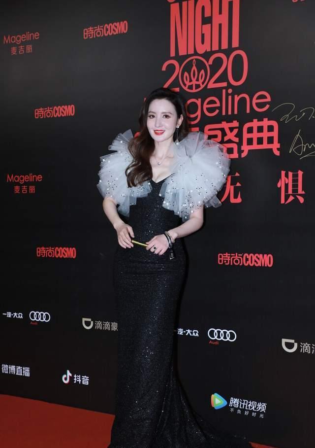 s曲线|张萌美得太霸气, 穿黑色礼服秀出曲线身材, 立体垫肩一点也不夸张