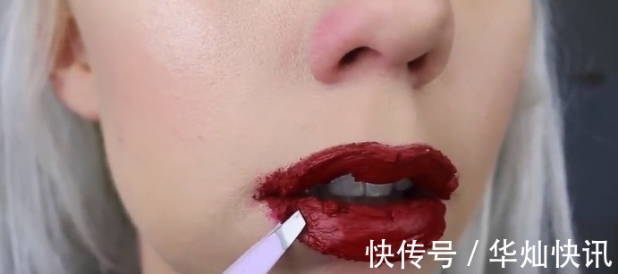 口红 国外美女挑战涂200层口红,用镊子撕掉的瞬间,强迫症表示很舒服