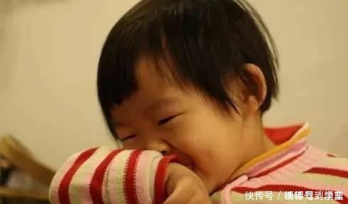 女儿|小女儿总说头皮痒,妈妈用手电筒一照,身上的鸡皮疙瘩都起来了!