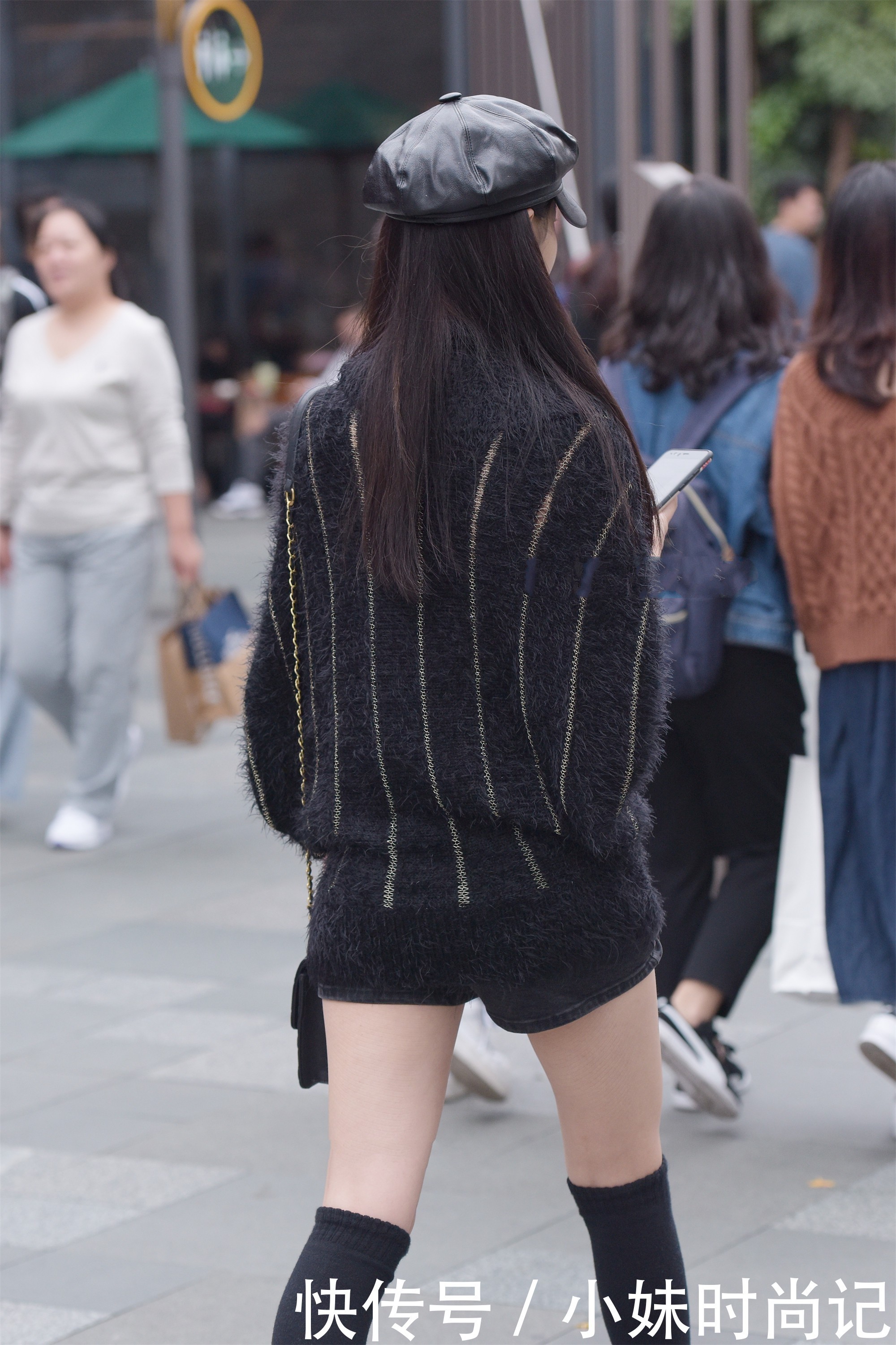 同色|街拍:长款毛衣搭配袜靴, 同色搭配更显高级气质