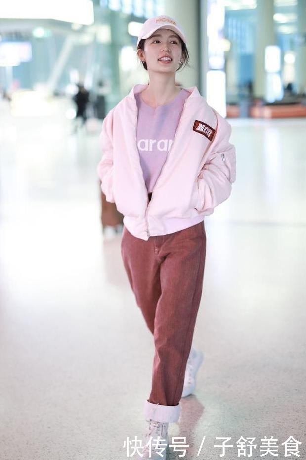 冬天穿羽绒服别只选黑灰色，今年流行这4款“亮色羽绒服”，洋气