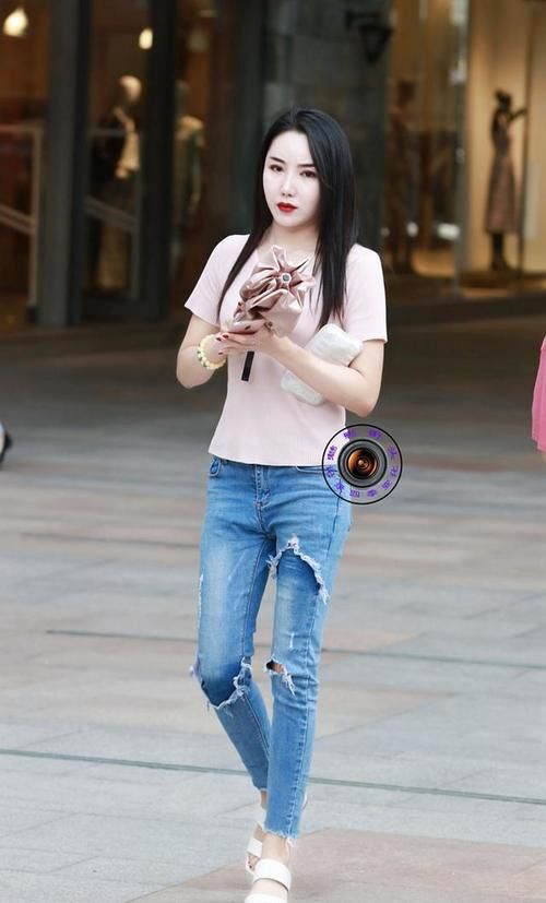 搭配 粉色T恤搭配蓝色牛仔裤,适合女生的日常穿搭,休闲味十足