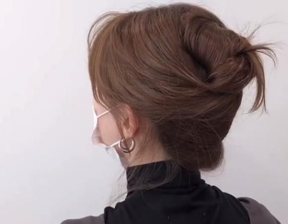 女孩编了款韩式发型后，气质神似韩国女星，女生：一看就会一编就废