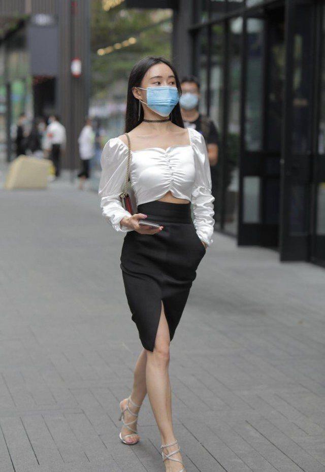 开叉裙|街拍：白色上衣搭配开叉裙，简单时尚，设计感十足