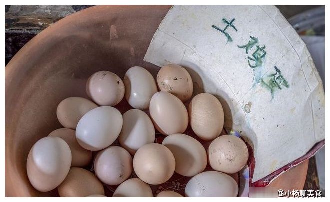 买鸡蛋,如何区分是不是土鸡蛋?老农户说出实话,以后别再买错了
