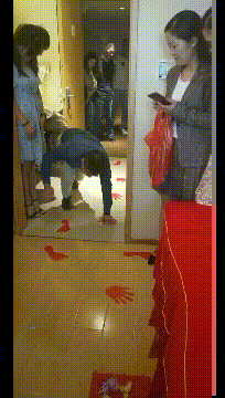 |搞笑GIF:太惨了 这就是惹女朋友不开心的下场