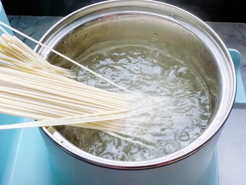 凉拌面超香料汁，懒人做法，根根入味，爽口开胃，吃了就不停下