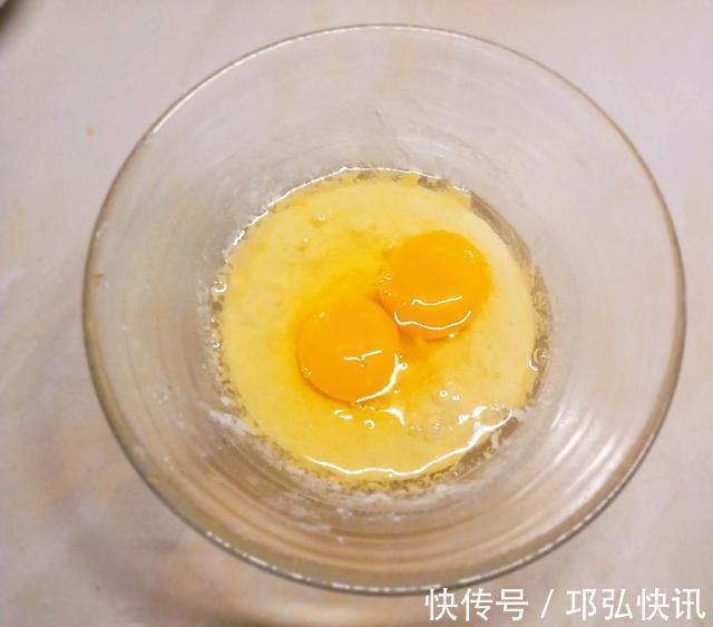 香椿也能做成小甜品,1把香椿2个蛋,撒把面粉成面卷