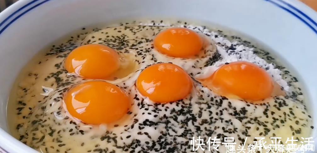 油炸食物|一碗面粉加5鸡蛋，不炸油条不蒸包子，比做馒头简单，比烙饼还香