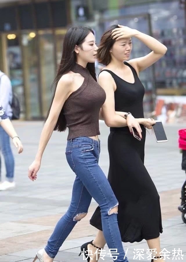 小姐姐这样穿搭简单又好看,勾勒出了迷人的曲线