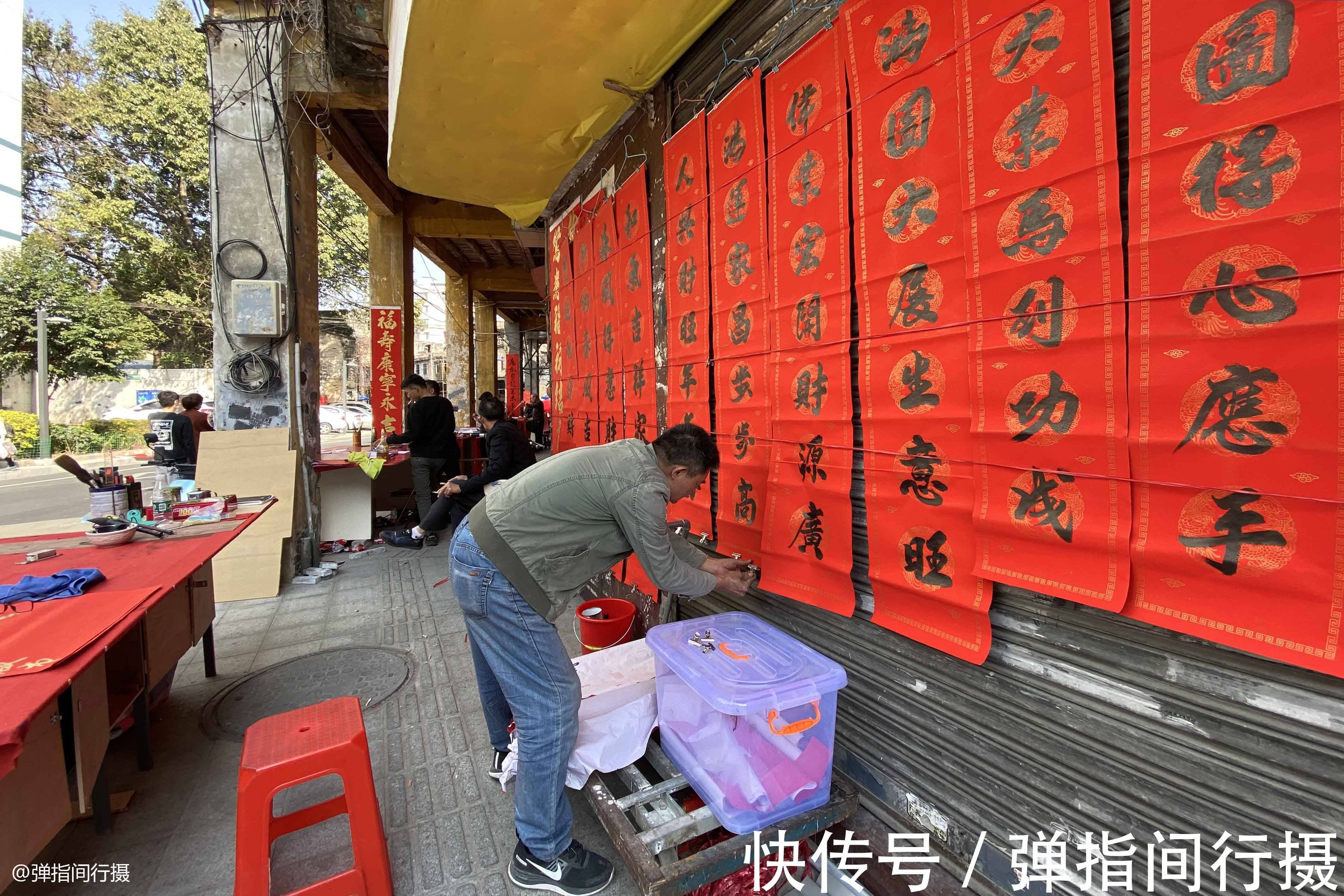 春联&佛山最有年味的老街,百米街道挂满春联,组合体书法外地人难看懂