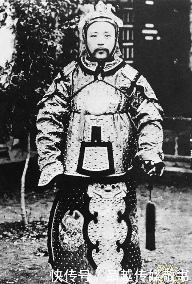 身穿|一组袁世凯罕见老照片:图三身穿盔甲手拿宝剑,图九是称帝前祭天