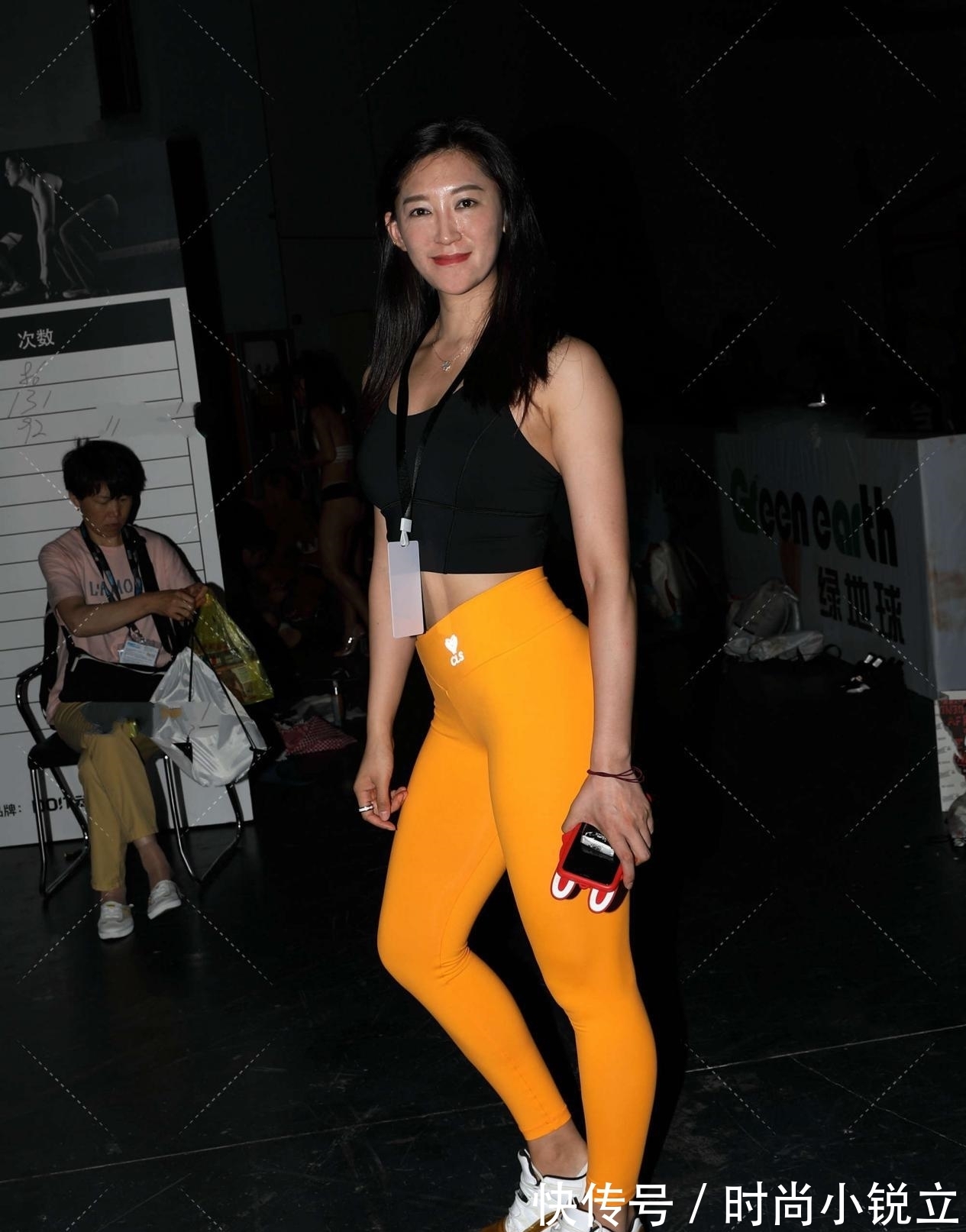 姑娘们|黑色修身运动背心,搭配姜黄色修身弹力裤,两种颜色的碰撞
