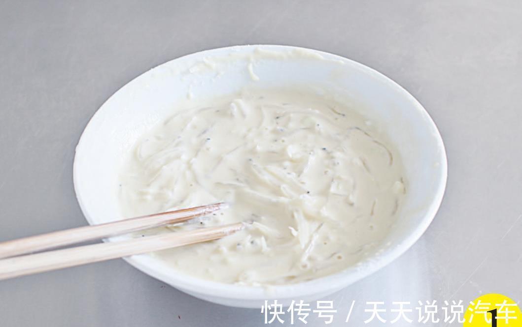 银鱼蛋饼套餐,还有蜂蜜西红柿佐餐,清清爽爽有营养