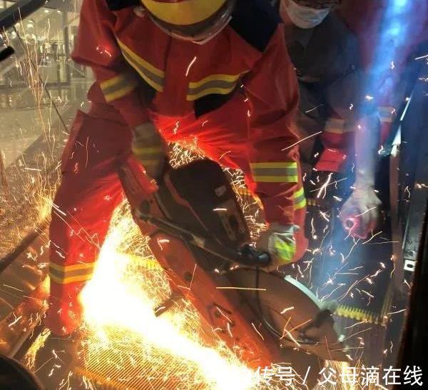 新闻大求真|脚趾骨骼变形!三岁孩子因它毁了脚,这种鞋说啥也别给孩子穿