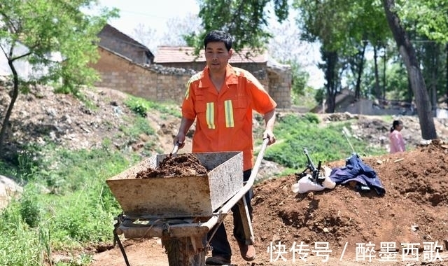 古村|53岁男子古村发现山洞，连续3个月直播探秘，吸引数万人围观