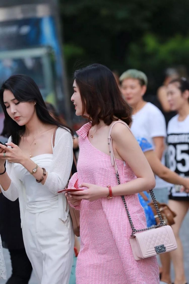 不凡|街拍:动人的容颜不俗不凡,穿白色长裤的性感漂亮美女!