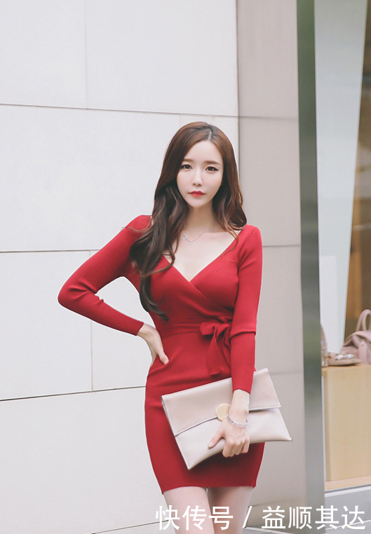 穿搭|街拍:长发美女的红色穿搭真性感,长相非常靓丽,气质优雅