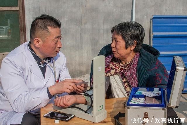 稳定|血压居高不下?告诫:4个“诱因”,请及时避开,血压或慢慢稳定