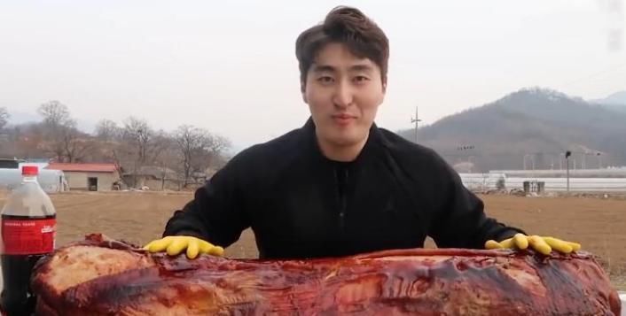 出卖|大胃王挑战80斤“烤乳猪”,摄像师却出卖了他,网友当我们傻