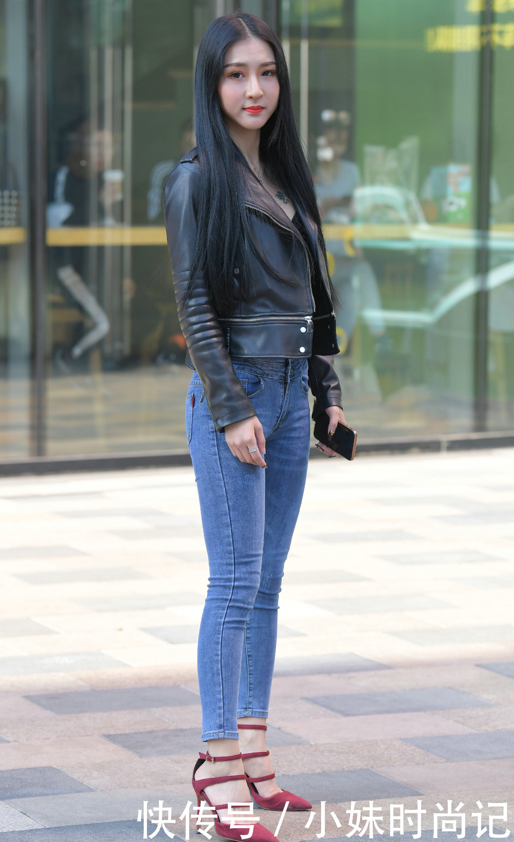 街拍:皮衣加紧身牛仔裤,彰显出女神般的时尚活力