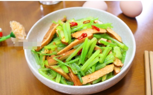 菜色|芹菜炒香干,直接炒就错了!少这一步,口感老硬,菜色也丑
