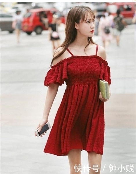 街拍身穿吊带红裙小姐姐,雪白的肌肤,让人羡慕