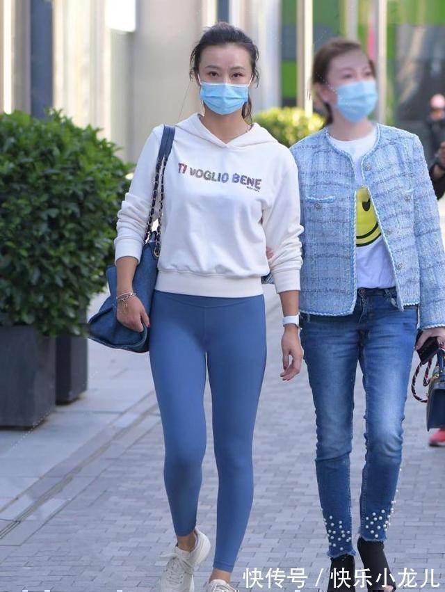 时尚 简单搭配的打底裤上身特别洋气,充满时尚女人的味道,纯净自然