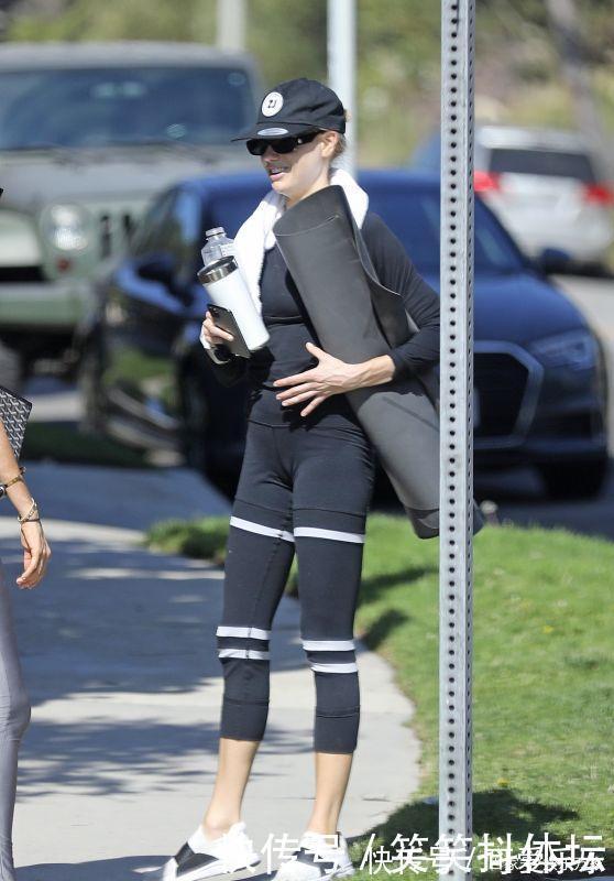 健身|夏洛特·麦金尼穿黑色瑜伽服外出健身,挂白毛巾运动感十足