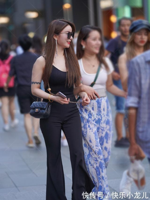 女神 打底裤的打扮尽显优雅气息,展现女神的自信,好看又不简单