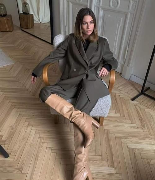 ?冬天买靴子少买黑色，建议这3种“高级色”，时髦百搭显腿长