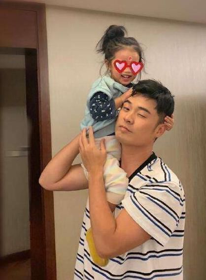 五哈节目出了两个女儿奴,邓超陈赫名副其实,邓超因不舍女儿哭泣