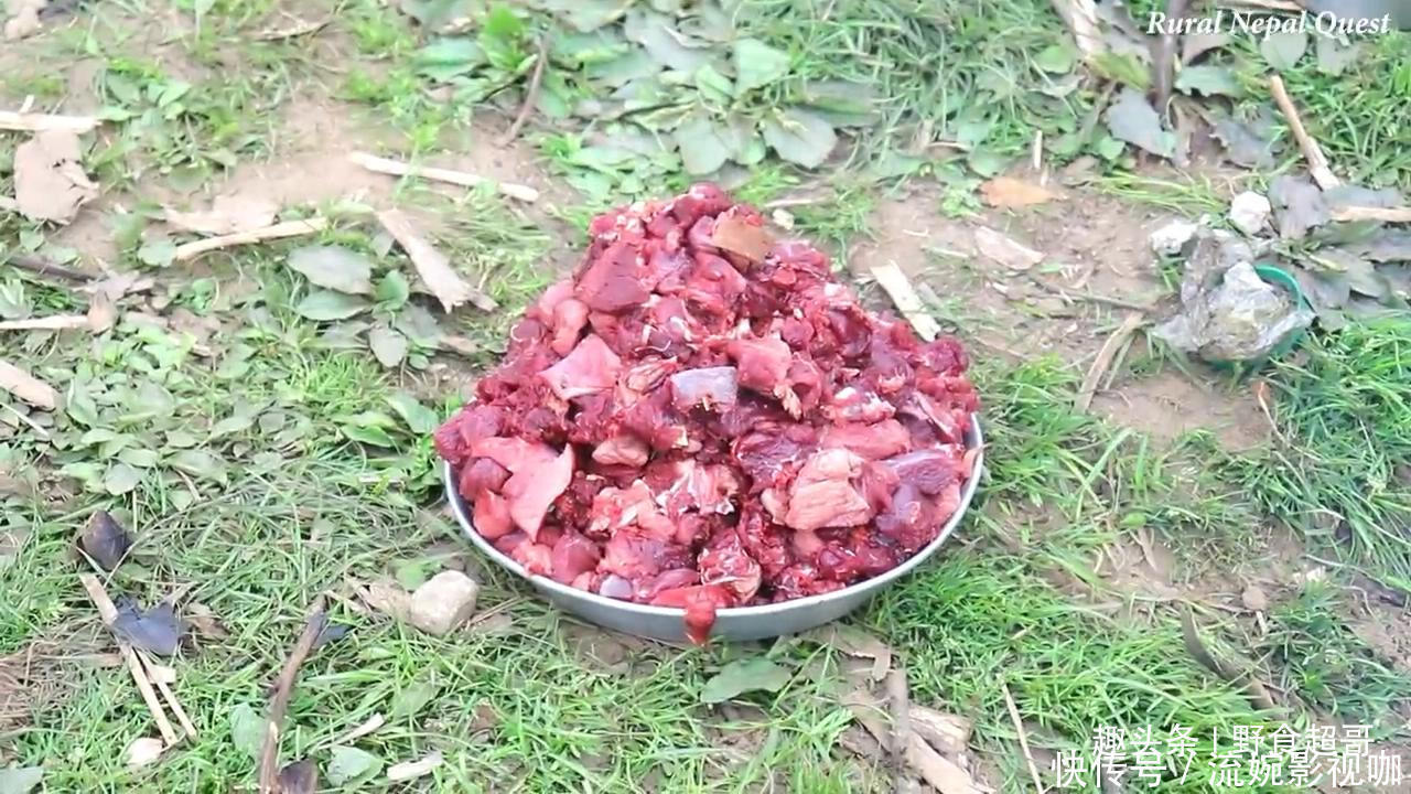 中国小伙在尼泊尔花8000卢比买下一头羊,请当地老人吃羊肉
