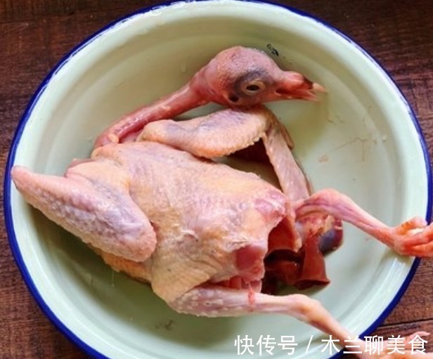 炖鸽子汤,该不该焯水大厨教你一招,柔嫩汤鲜味道香,营养高!