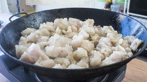 农村姑娘教你这样熬制猪油,出油量高,雪白无腥气,油渣焦黄酥脆