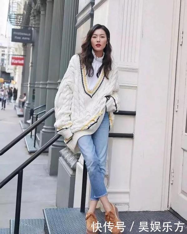 卫衣已经下线,今年开始流行“衬衫+毛衣”叠穿,时髦显瘦又优雅