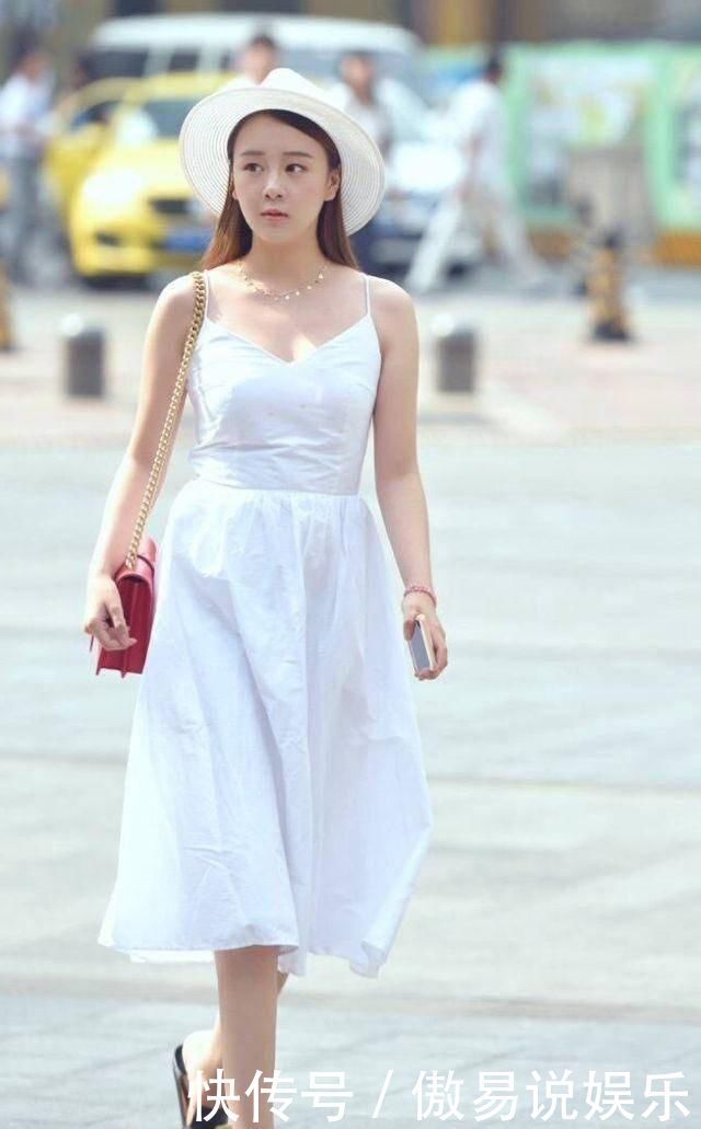 街拍女神小姐姐白色吊带裙穿搭,优雅性感女神范十足