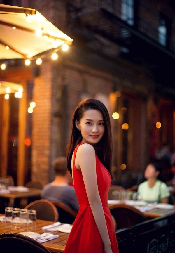 谢杏芳气场全开!穿大红色连衣裙惊艳亮相,气质一点不输超模