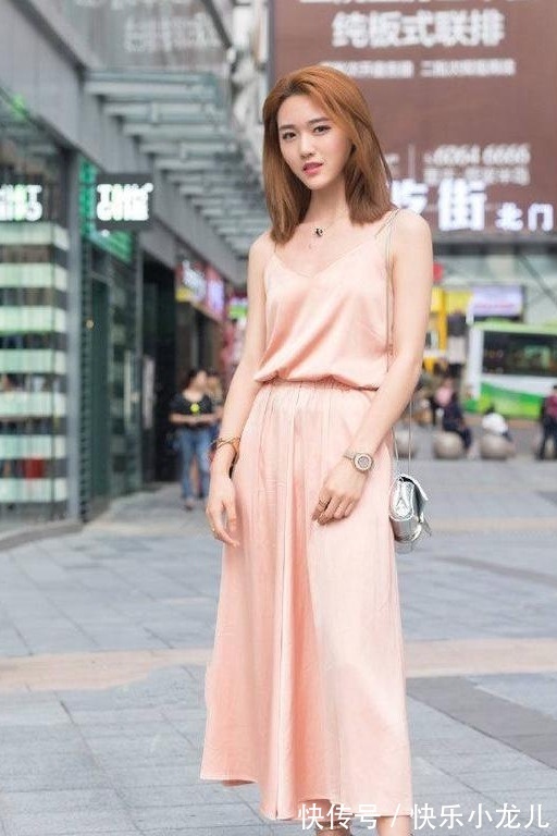 粉红色 美女穿搭:小姐姐穿搭一袭粉色连衣裙, 身材高挑凸显时尚气质