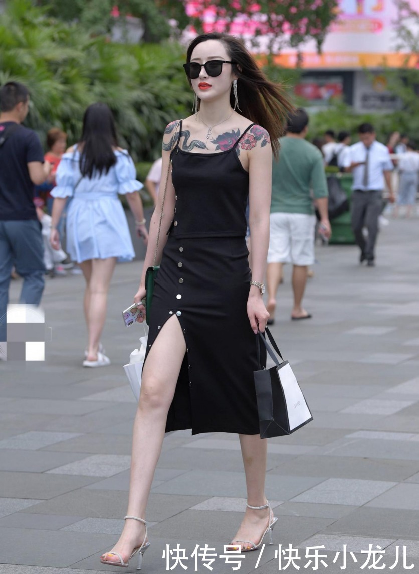 身姿|个性的黑色吊带连衣裙,高挑的身姿搭配黑色墨镜,又帅又迷人