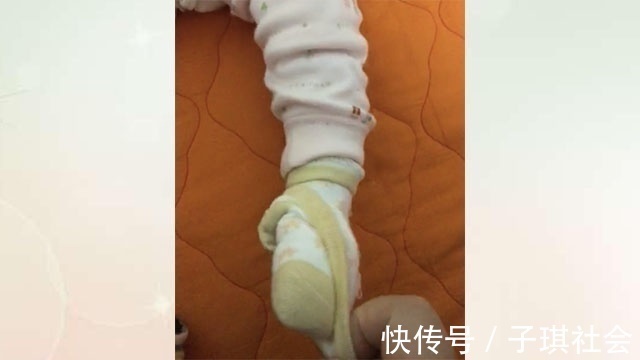 袜子|宝妈让宝爸给宝宝穿两双袜子,看到宝宝的脚,宝妈:无法理解
