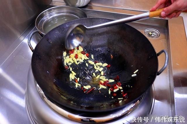 炒青菜时、最忌讳直接下锅炒牢记3个要点，青菜翠绿不发黑