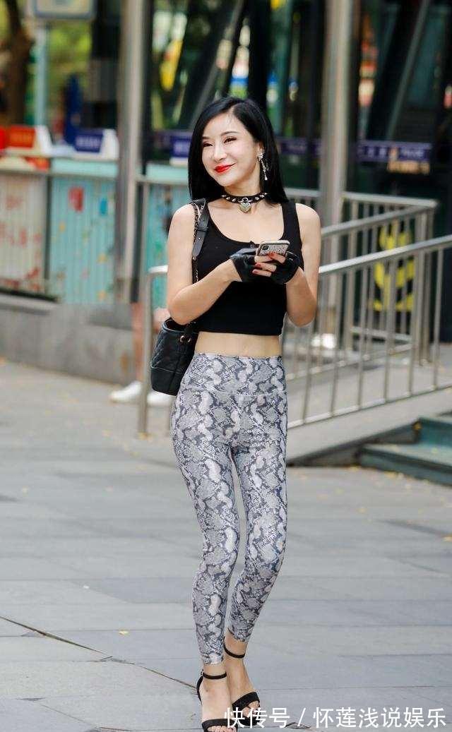 打底裤 黑色低领背心搭配花纹打底裤,穿搭秘诀,值得注重细节