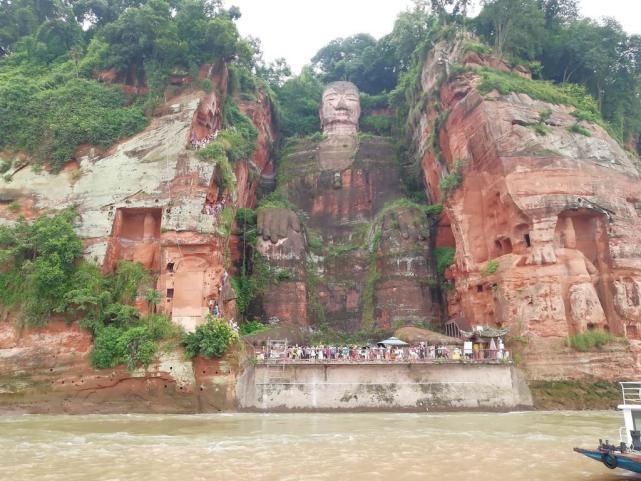 四川一尊摩崖石刻佛像，曾历时约九十年建成，是5A级旅游景区