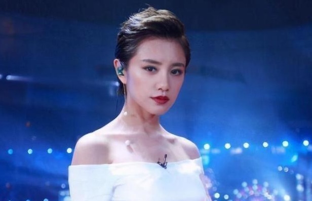 女主持|知名女主持现场失误,少穿一件衣服,张国立硬是60分钟没转头!