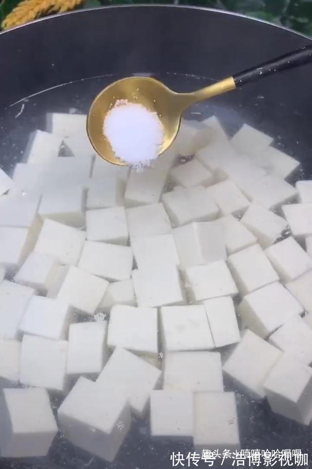 豆腐家常做法之萝卜青椒烩豆腐,色泽艳丽,营养开胃!