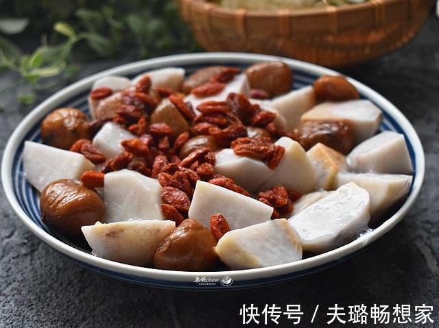剁椒蒸芋头|秋天,遇到这食材必买3斤,便宜又营养,蒸一蒸清爽健康又好吃